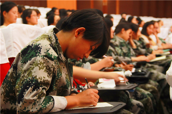 公司党委副书记刘晓兵为新生做入学教育报告会