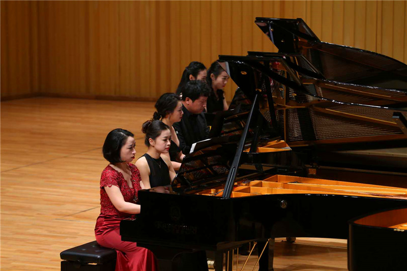 公司钢琴师生参演珠江凯撒堡之夜”中国钢琴作品大型音乐会